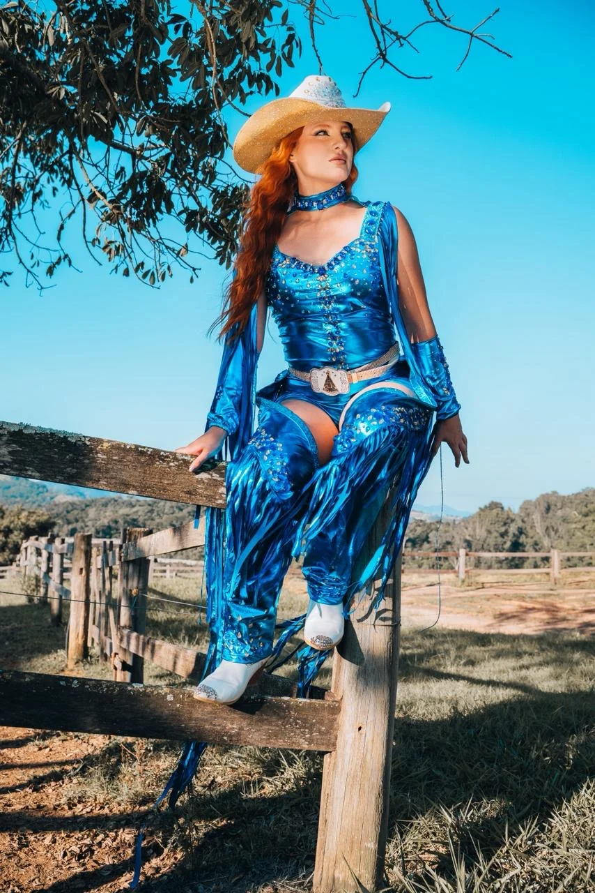 Tiffany em ensaio country azul