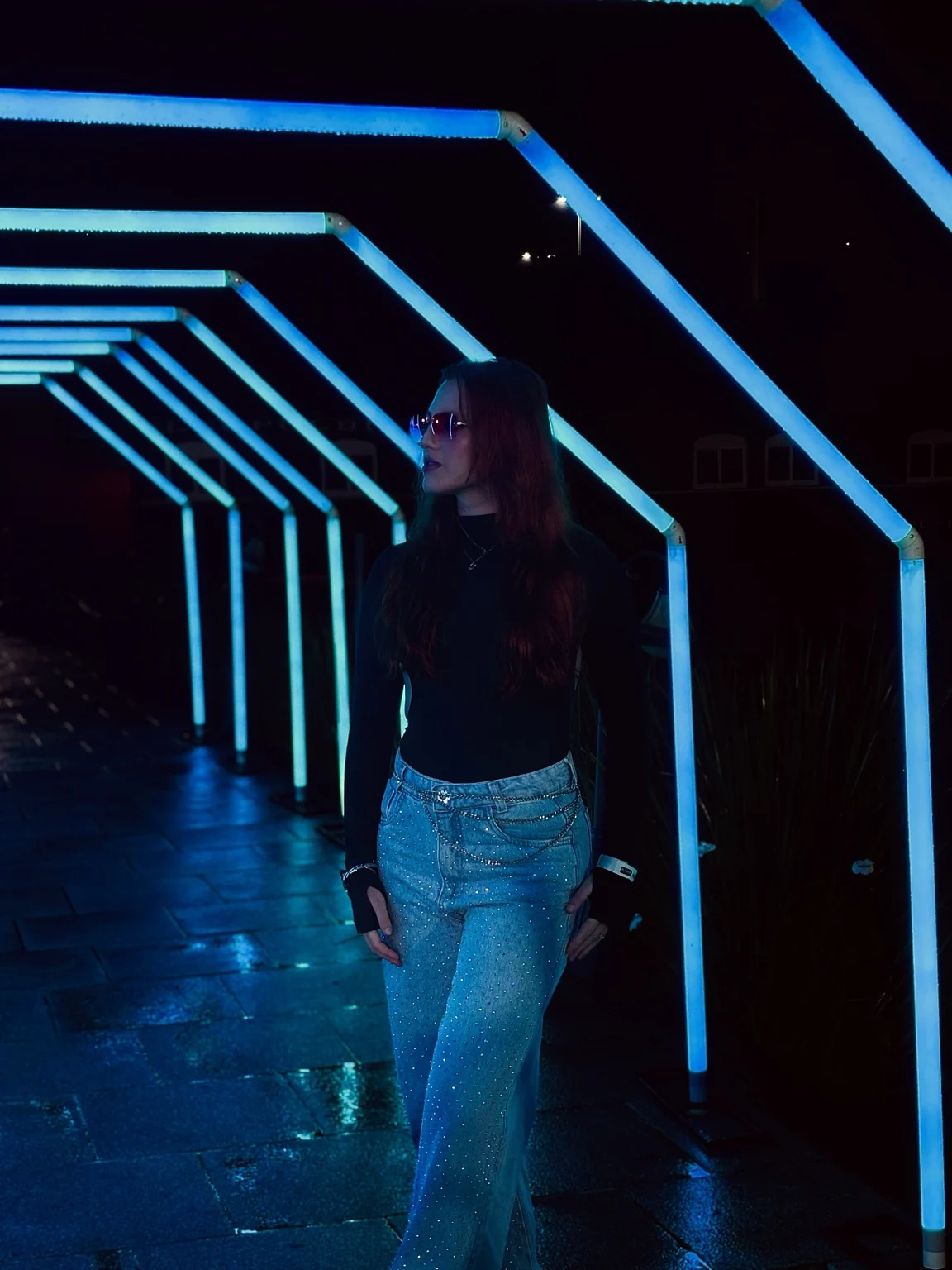 Tiffany em evento com luzes neon