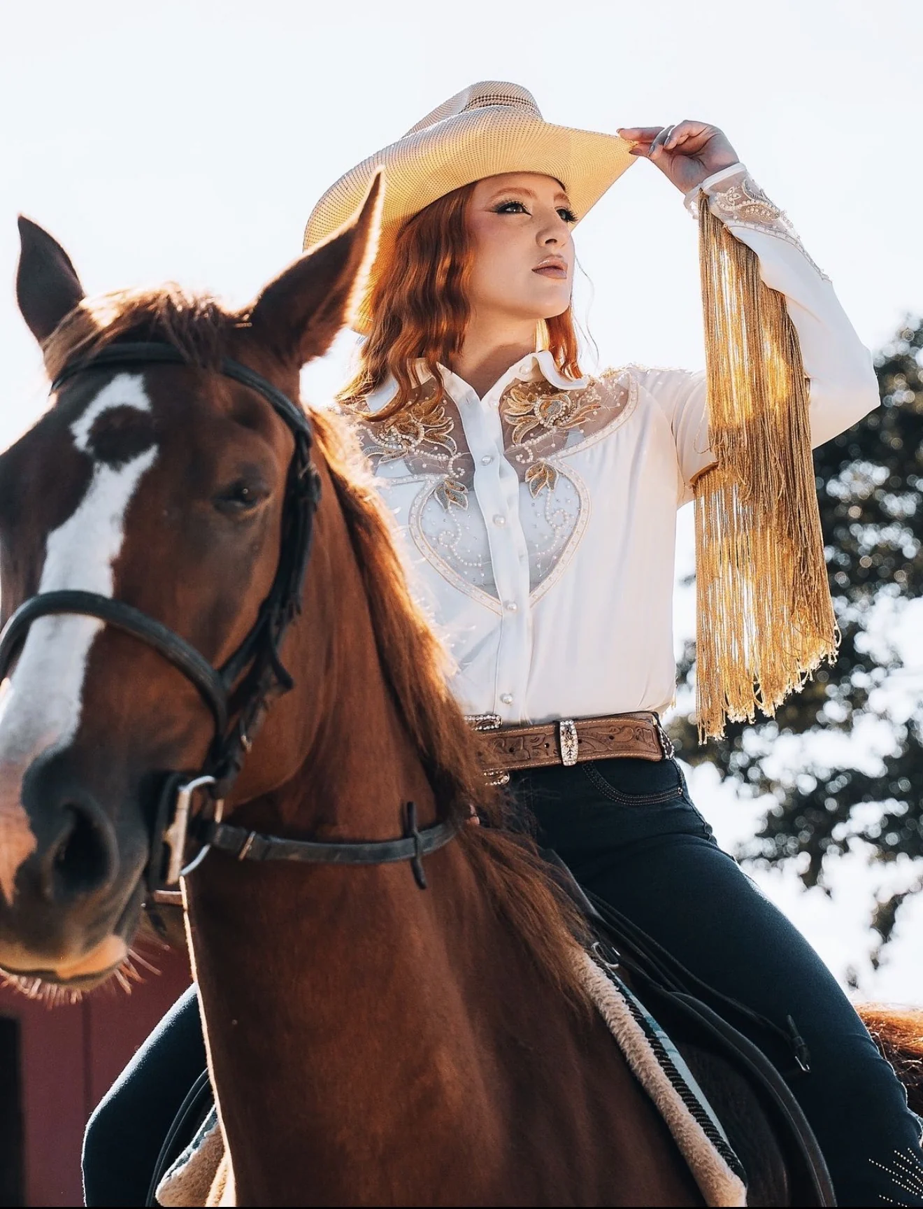 Tiffany Bueno em ensaio country com cavalo