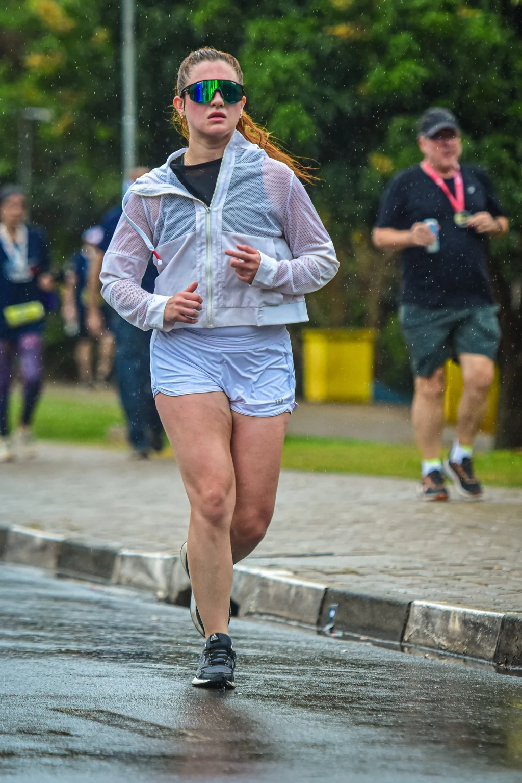Tiffany correndo na chuva
